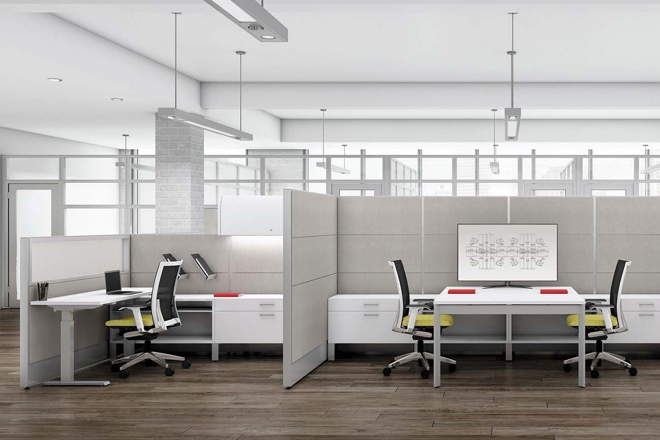Poste de travail modulaire gris avec chaises ergonomiques, dans un bureau lumineux